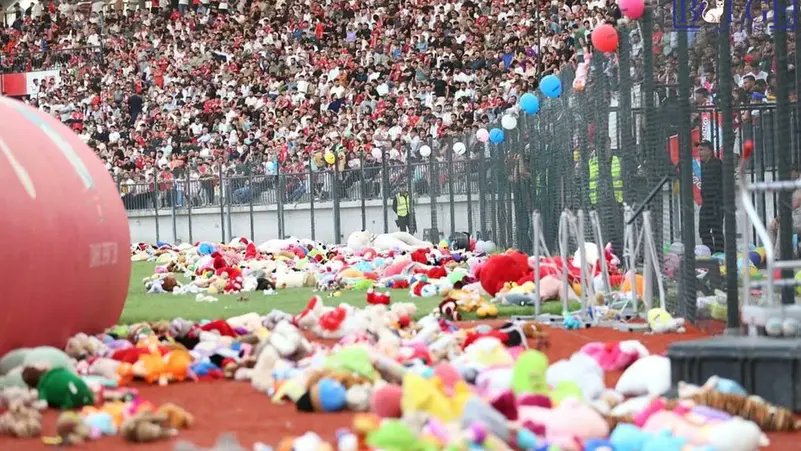 جماهير نادي زاخو تفوز بجائزة "فيفا" للمشجعين لعام 2025 بعد مبادرة إنسانية رائعة، حيث ألقوا آلاف الدمى على الملعب للتبرع بها للأطفال المرضى قبل مباراة فريقهم في الدوري العراقي. #فيفا 