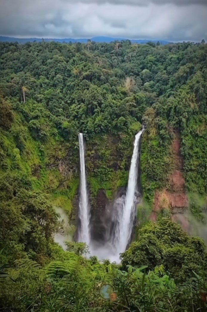 _a_slhan_'s tweet photo. Laos'un kalbinde, doğanın fısıltısı! Tad Fane Şelalesi, yaklaşık 120 metreden dökülen ikiz sularıyla nefes kesiyor. Bolaven Yaylası'nın yeşilliği içinde, bu görkemli doğa harikası ihtişamıyla nefes kesiyor.✨
#Laos #TadFane #Şelale #GüneydoğuAsya #DoğaHarikası https://t.co/dQXm9PKza9