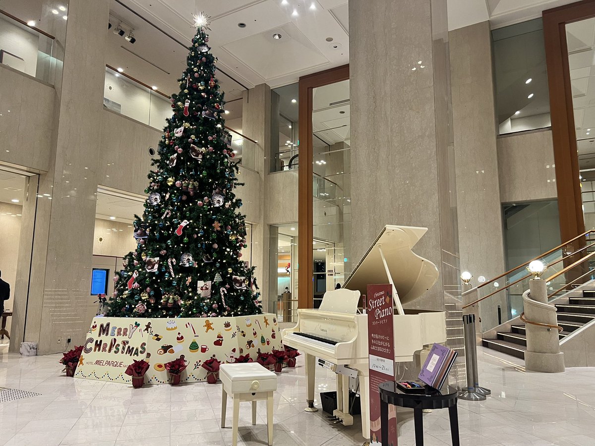 #メルパルク名古屋 さんへ行ってきた😊
とっても響きが良く、素敵な白グランドピアノです！
クリスマスっぽい曲♬.*ﾟ弾いて来ました🎅
今年もありがとうございます🎄✨️