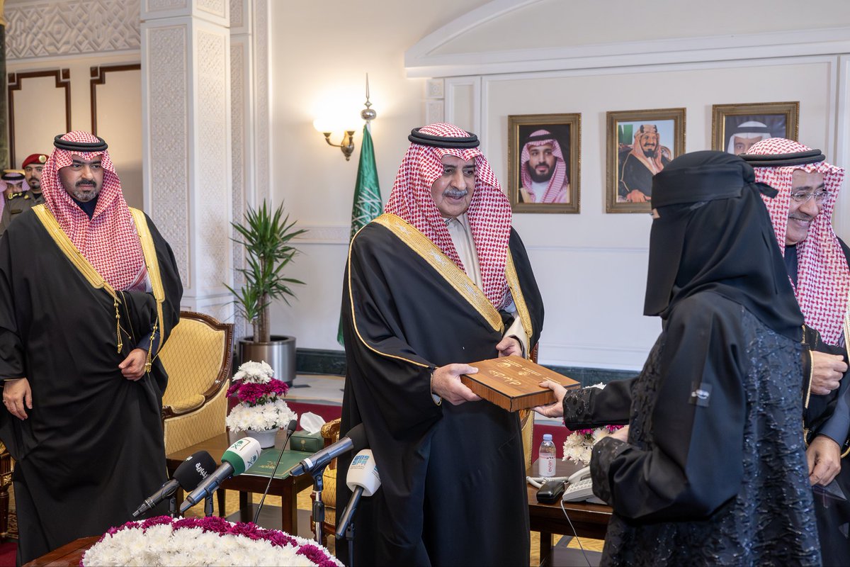 سمو #أمير_منطقة_تبوك الأمير #فهد_بن_سلطان_بن_عبدالعزيز  
وبحضور سمو نائبه يرعى حفل تسليم 448 وحدة سكنية للمستفيدين من برنامج الإسكان التنموي بالمنطقة