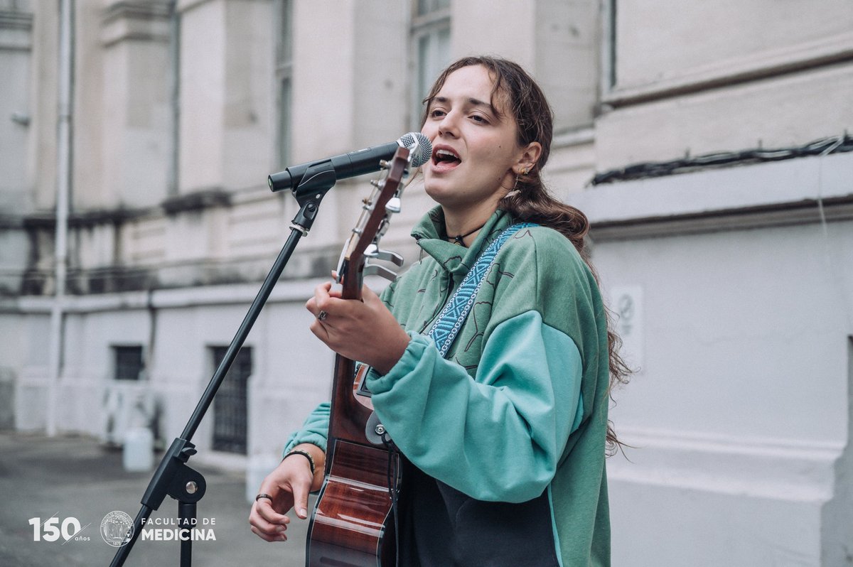 fmedoficial's tweet image. Se llevó a cabo el cierre de las XII Jornadas Científicas de Metodología Científica, el martes 9 de diciembre, en la explanada de la Facultad 👏🏛️

Un encuentro entre estudiantes, docentes y colegas, donde la celebración de la producción académica estuvo en el centro.