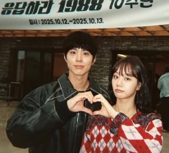 jingyiswife's tweet photo. Na-PD shared some film shots of Hyeri with the cast of #Reply1988 during the MT.

#Hyeri 
#혜리
#응답하라198810주년
#덕선
#Reply1988 https://t.co/XRBOnA4DwR