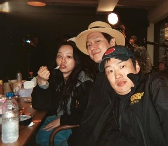 jingyiswife's tweet photo. Na-PD shared some film shots of Hyeri with the cast of #Reply1988 during the MT.

#Hyeri 
#혜리
#응답하라198810주년
#덕선
#Reply1988 https://t.co/XRBOnA4DwR