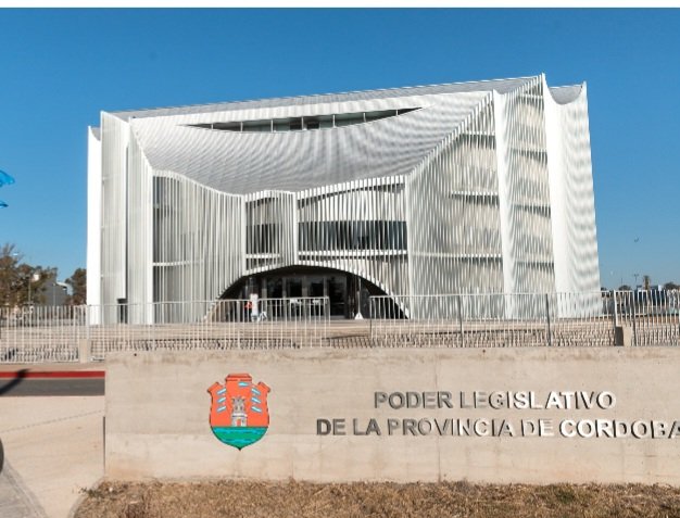 ⛔️Miserable actitud del peronismo en retirada, una ➕️ junto a las complicidades d siempre y un silencio aturde.
Los jubilados no son subsidiados del estado como quieren instalar"fueron generosos aportantes durante período laboral a un sistema  Previsionsl q supieron destruir".
