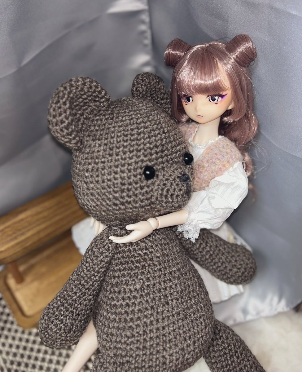 みんなに編みテディベアだっこしてもらお🫶
ともだちがメイクしてくれた子(いももヘッド)お名前リッカさんにしよう…！