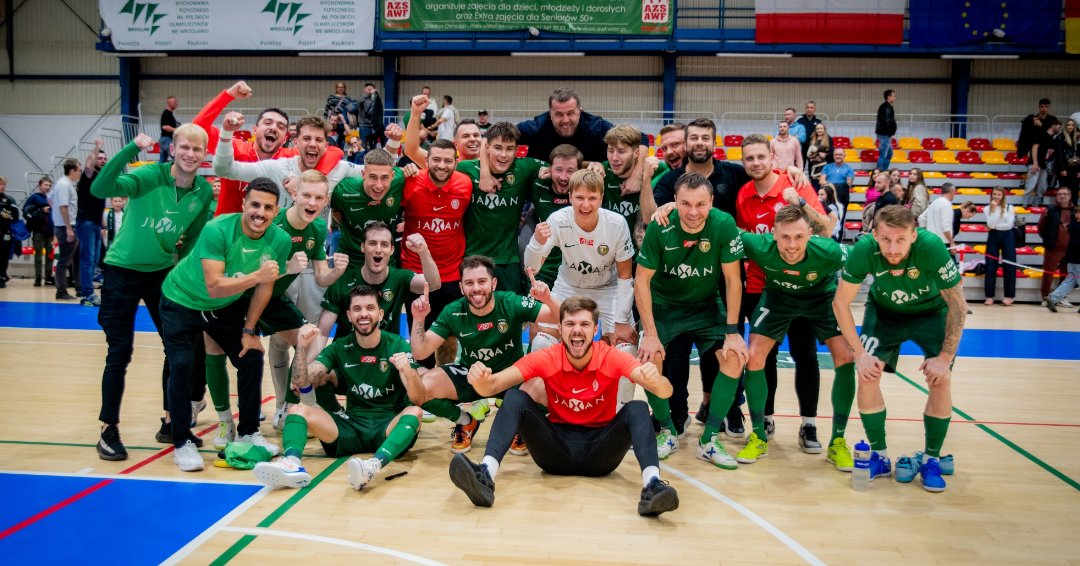 #4 Ekstraklasowe momenty 2025

Jesienią mieliśmy mnóstwo momentów, które zapamiętamy na długo. W nowym roku czas na to, by te momenty przekuć w coś długotrwałego 💪 To dopiero początek...