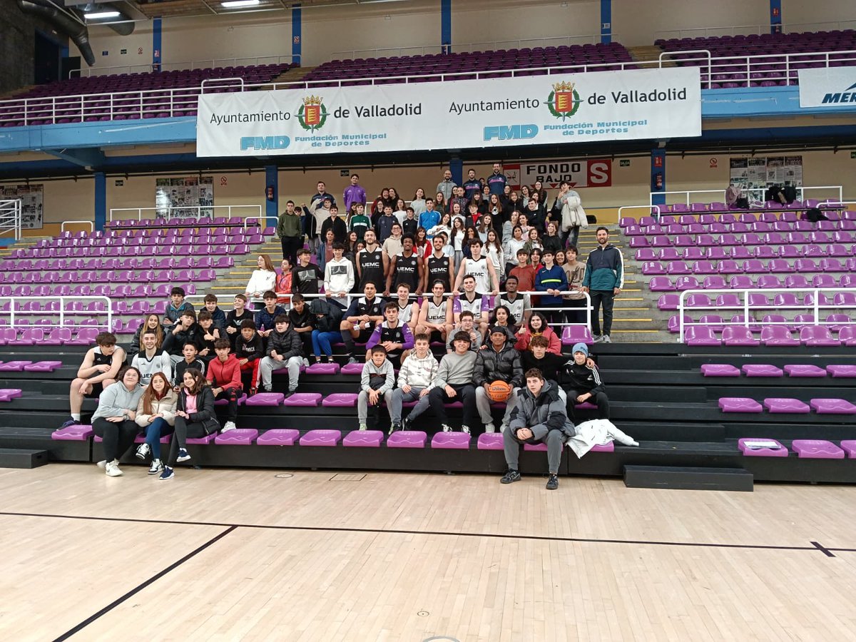CBC_Valladolid's tweet photo. 🏀 Esta semana hemos preparado el derbi de manera distinta: ¡con los alumnos y alumnas del @iestovar! 

🏟 Los escolares acompañaron al @UEMC Baloncesto Valladolid en las sesiones de lunes y martes.

🔗 https://t.co/4yifzLDkyw

@UEMC #BaloncestoValladolid https://t.co/LfTPvjQ2HM