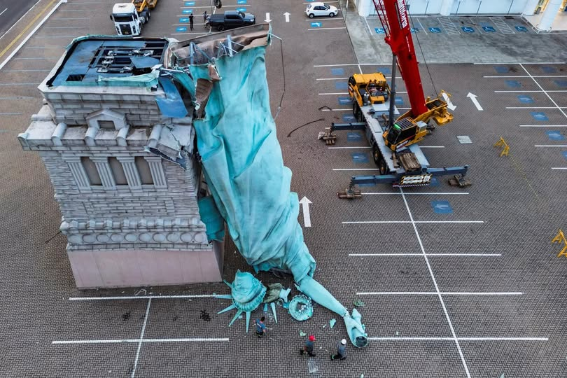TheNancyRoc's tweet image. Symbole frappant : une violente tempête a fait s’effondrer la réplique de la Statue de la Liberté (24 m) installée devant un centre commercial à Guaíba, au sud du Brésil. #bresil #StatueOfLiberty #NRoc