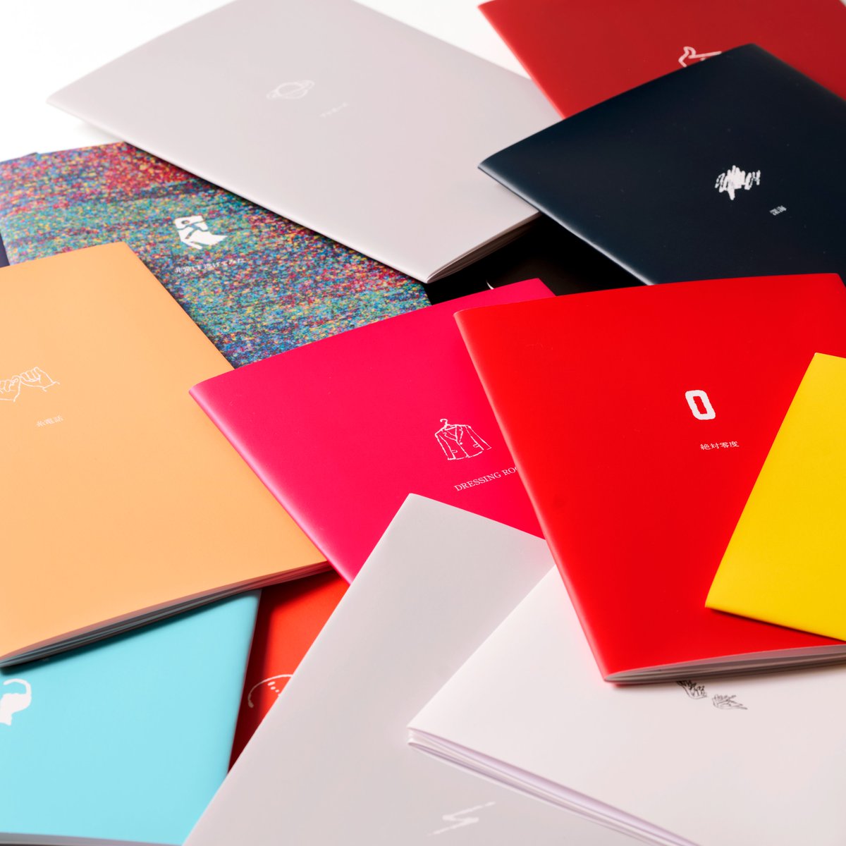 natori_office's tweet image. 【Album詳細 続報解禁】

1/21(水)リリースのAlbum「深海」
CD内容の写真を公開いたします。

18曲／18冊のブックレットが付属するほか、各ブックレットにはみなはむさんによる描き下ろしイラストを収録しています。
発売をぜひお楽しみに。

CDのご予約はこちら 
💿natori.lnk.to/TheAbyss_PKG…