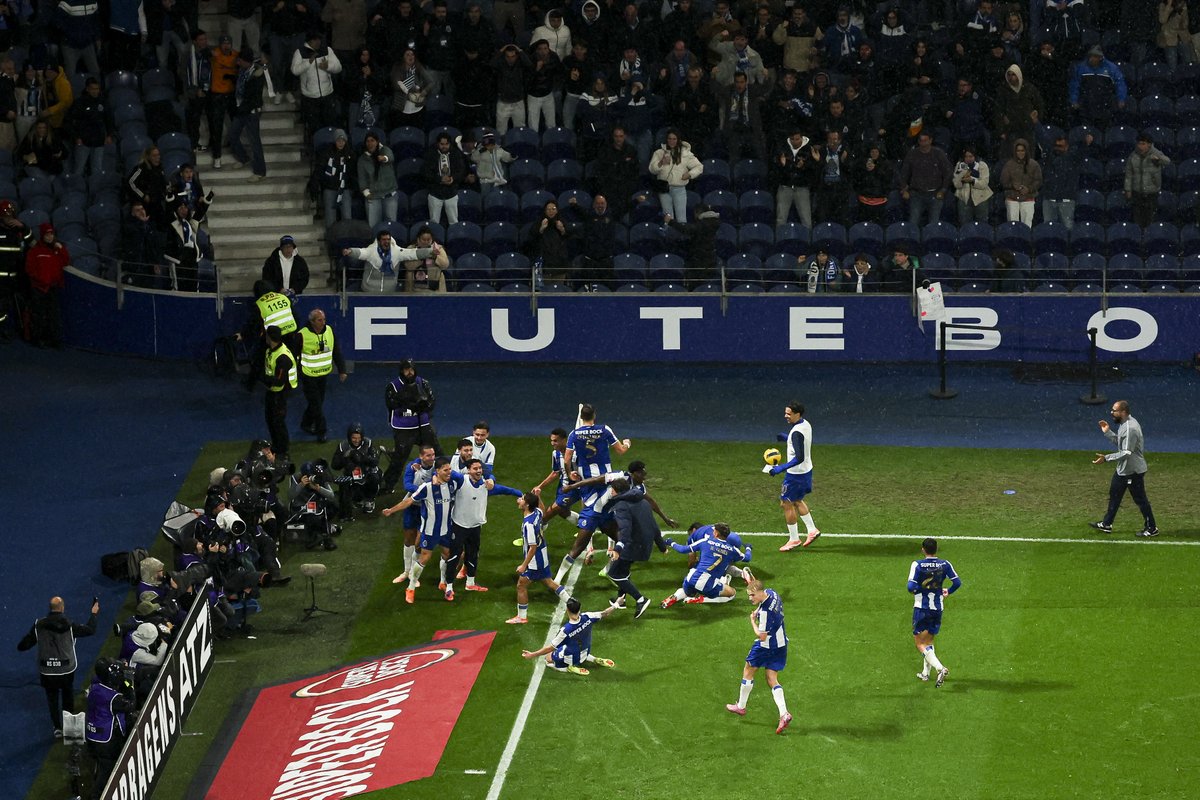 Scenes at Dragão 💙
#SeguimosJuntos 𝓕𝓪𝓶𝓲𝓰𝓵𝓲𝓪 𝓟𝓸𝓻𝓽𝓲𝓼𝓽𝓪 🐉