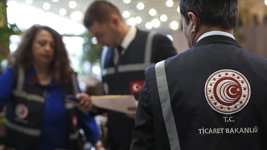 Ticaret Bakanlığı, Ankara’da yiyecek ve içecek hizmeti sunan işletmelere yönelik denetim gerçekleştirdi. 
Fiyat listeleri ve karekod menüler incelenirken, talep halinde fiziki menü sunmayan işletmelere ürün başına 3.166 lira idari para cezası uygulanacağı bildirildi.