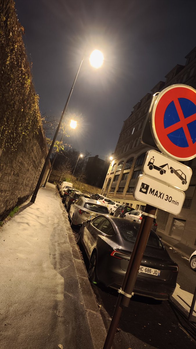 AbFablancien's tweet image. A #paris18 beaucoup ne sont là que pour la déco 
Rue de Clignancourt 
Fin de la rue Ramey 
Rue ganneron 
Rue carpeaux