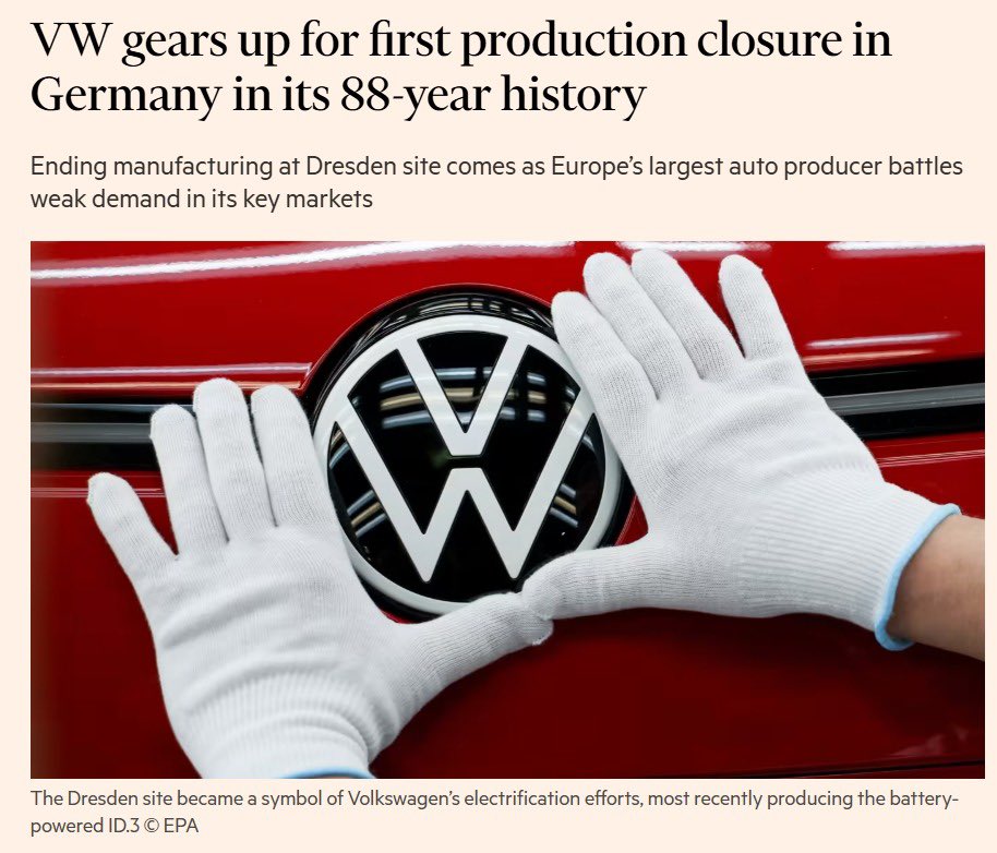 شركة فولكس فاجن للسيارات ستُغلق اليوم مصنعها لأول مرة في تاريخها البالغ عمره 88 عام مما سيؤدي لتسريح 35,000 موظف.

تباطؤ ألمانيا اقتصاديًا، وانكماش الناتج المحلي والرسوم الجمركية الأمريكية، كل ذلك تسببت في ضعف المبيعات وتراجع الطلب.

في السابق كان يُطلق على ألمانيا (المعجزة