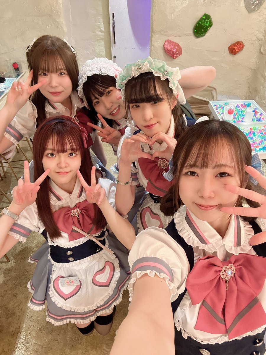 ／
21時からが！盛り上がりタイムですよね☺️✨
＼

只今のお時間たーくさんのメイドちゃんと
お待ちしていますo(*`・ω・´*)ﾉ

12月もあとすこし❗️❗️❗️❗️❗️❗️