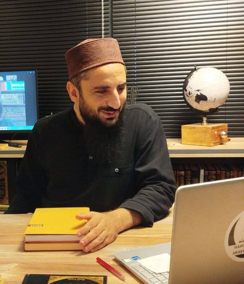 🗣İbrahim Hoca:

"Kemalizm taifesi aptal sürüsüdür. Modernist, mealist vb batıl ideolojiler, hep bunlardan insan kazanır. Aslında deizme kayanların ekseriyeti bu taifedendir. Çünkü mantık-nakil ve ilimden uzaktırlar. Aslında İslâm'ın aleyhinde olan her şeye mal gibi destek