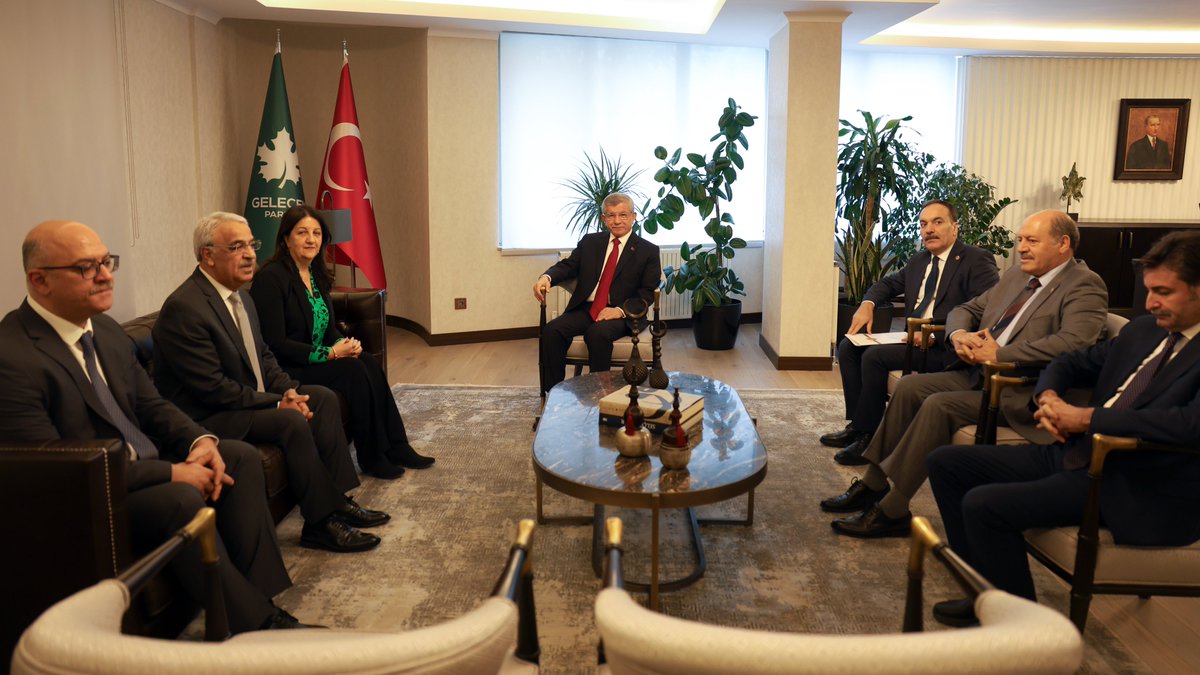 DEM Parti İmralı Heyeti Üyeleri Pervin Buldan, Mithat Sancar ve Faik Özgür Erol, Gelecek Partisi Genel Başkanı Ahmet Davutoğlu ve heyeti ile partisinin genel merkezinde bir görüştü. 

demparti.org.tr/tr/imrali-heye…