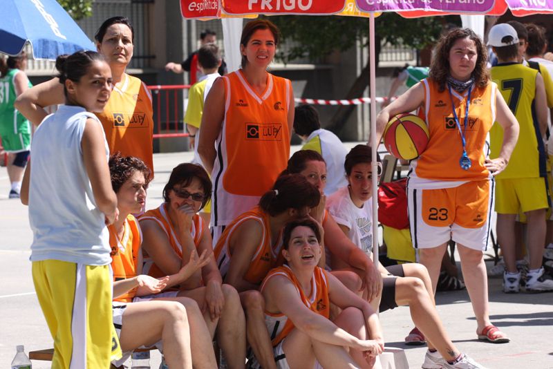 Azúcar, especias y mucho baloncesto. Así nacieron las Supernenas, el equipo de madres y amigas que colaboró con el club y disputó partidos durante unos cuantos años de nuestra andadura. En la clausura de los #25años625 recibirán un reconocimiento especial. #CB625 #SomosAmarillos