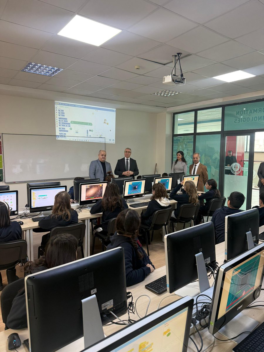 İl Millî Eğitim Müdürümüz, kampüsümüze anlamlı bir ziyaret gerçekleştirdi.
Ziyaret kapsamında kampüsümüzün tüm birimlerini gezerek öğrencilerimizle ve öğretmenlerimizle bir araya gelen Sayın Müdürümüz, eğitim süreçlerimiz hakkında yerinde incelemelerde bulundu.