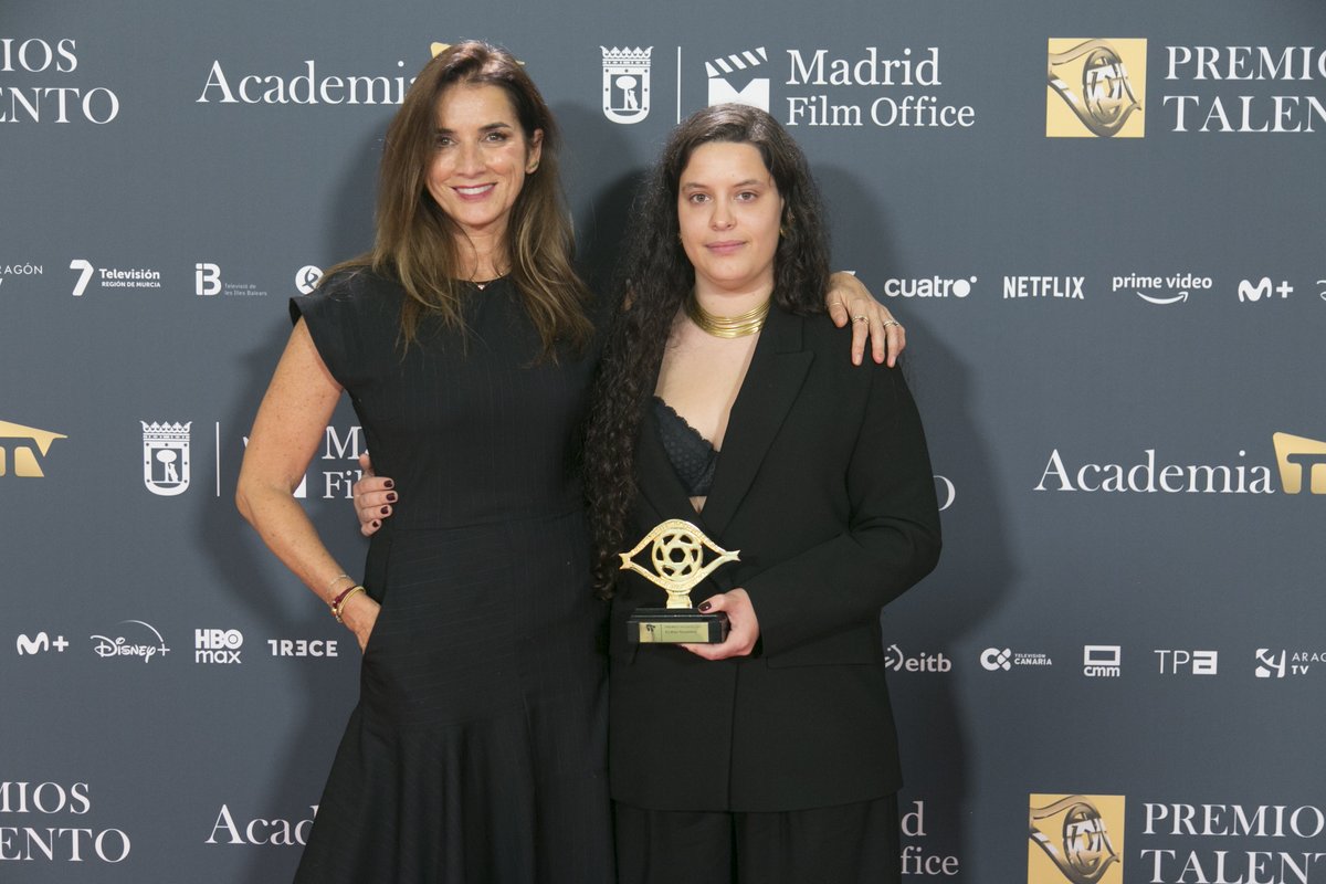 La directora de casting de <a href="/ShineIberia/">Shine Iberia</a>  <a href="/EstherGonzalz/">Esther González</a> recibió el Premio Talento 2025 de la Academia de Televisión. Su hija recogió el galardón de manos de <a href="/makirey69/">Macarena rey</a> 
youtube.com/watch?v=D9EPIR…