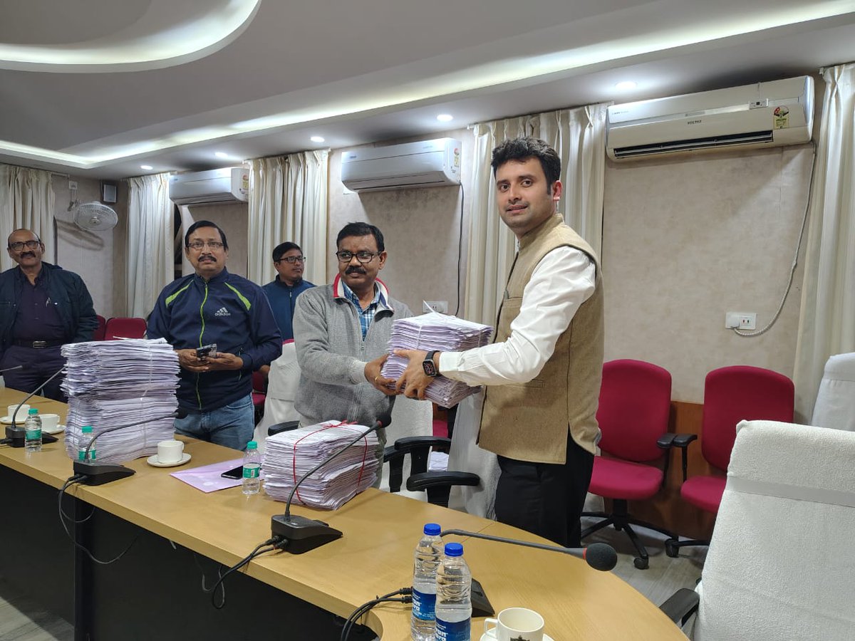 DM &amp; DEO Cooch Behar conducting a meeting with Political parties regarding publication and handing over of Draft Roll today at Cooch Behar district, West Bengal.
#SIR #DraftRoll
<a href="/ECISVEEP/">Election Commission of India</a>
<a href="/SpokespersonECI/">Spokesperson ECI</a>
<a href="/PIBKolkata/">PIB in West Bengal</a> 
<a href="/deocoochbehar/">District Election Officer, Cooch Behar</a>