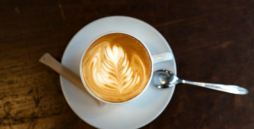 Después de 12 años de investigación y más de 450.000 personas estudiadas, la ciencia revela que el #café no solo no es perjudicial para el corazón, sino que podría ayudarnos a vivir más tiempo. Vía: <a href="/quediario/">Diario Qué!</a>  que.es/2025/10/20/caf…