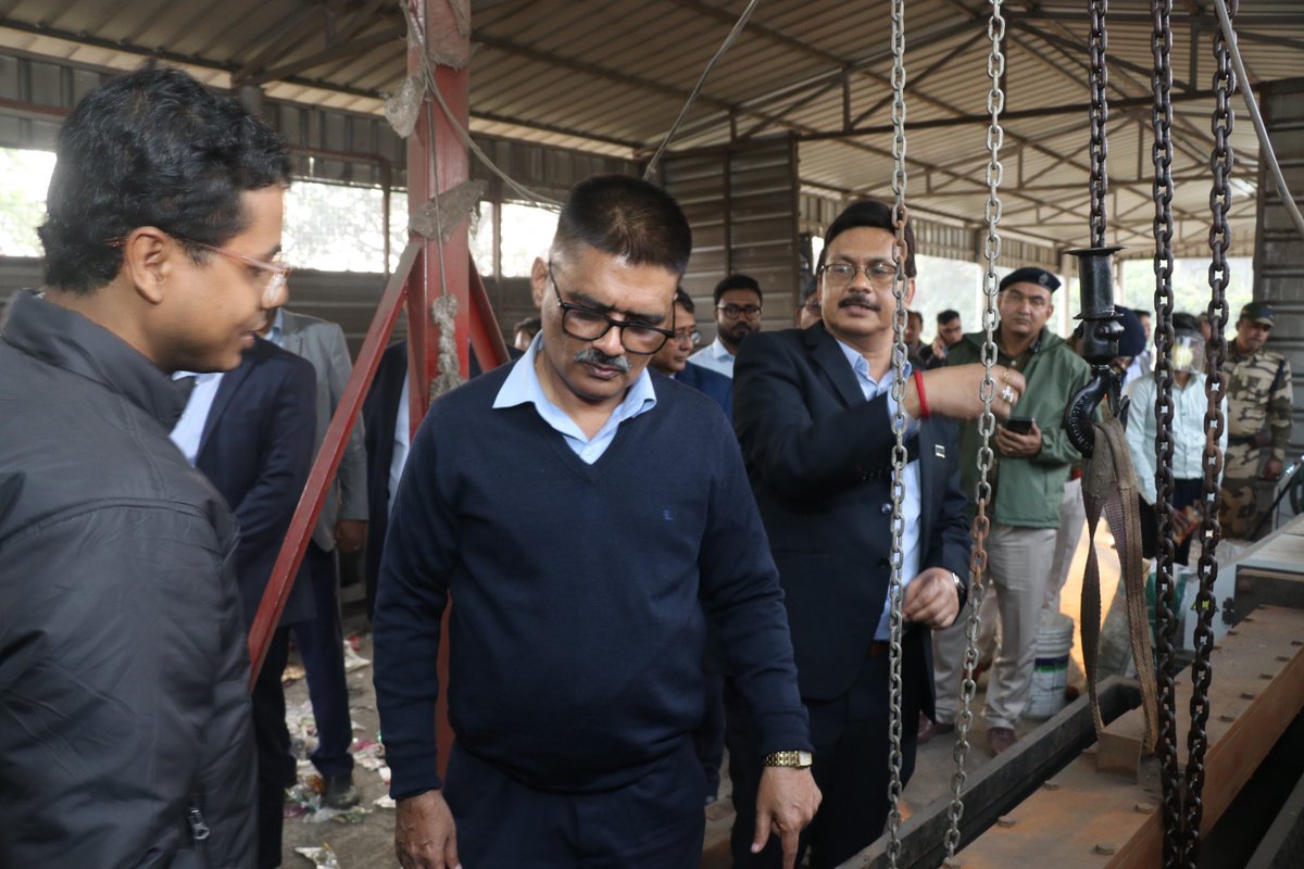 easterncoal's tweet photo. Shri B. Sairam, Chairman, CIL, visited the Single-Use Plastic Waste Management Plant at Bankola Area, ECL - an initiative aimed at fostering a plastic-free environment in the Bankola Area and the adjoining Ukhra region. https://t.co/oNjE0PssiJ