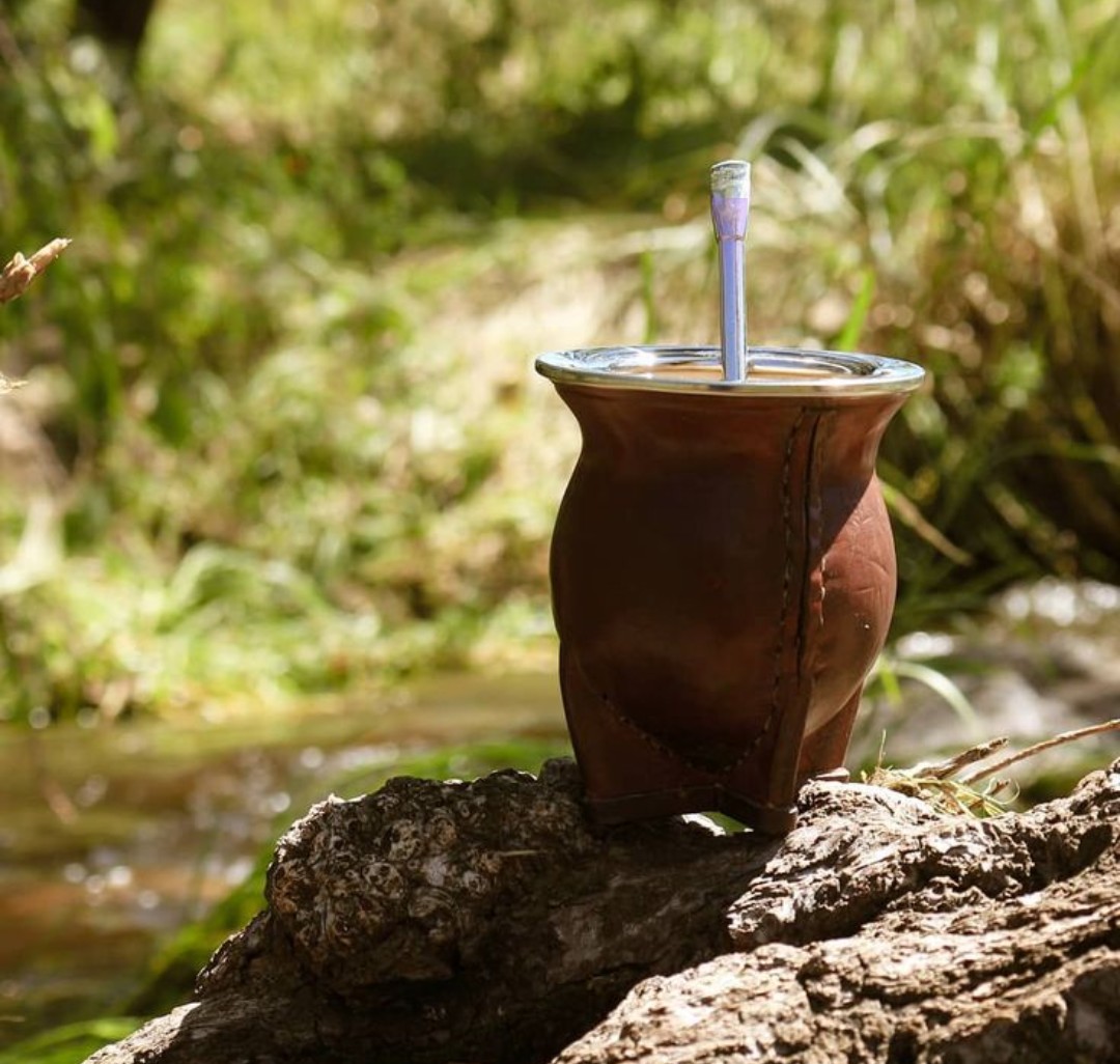 Buenas🙋‍♂️

"Somos indios, somos españoles, somos latinos, somos negros, pero somos lo que somos y no queremos ser otra cosa"

Manuel Ugarte
