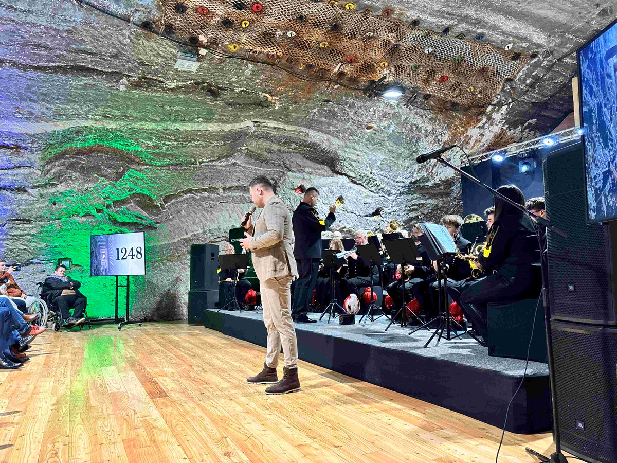 Koncert Barbórkowy zapełnił komorę Ważyn widownią przekraczającą 300 osób. Orkiestra Dęta Kopalni Soli Bochnia jak zawsze zagwarantowała wspaniałą muzyczną podróż od tradycyjnych melodii górniczych po współczesne, znane wszystkim hity.