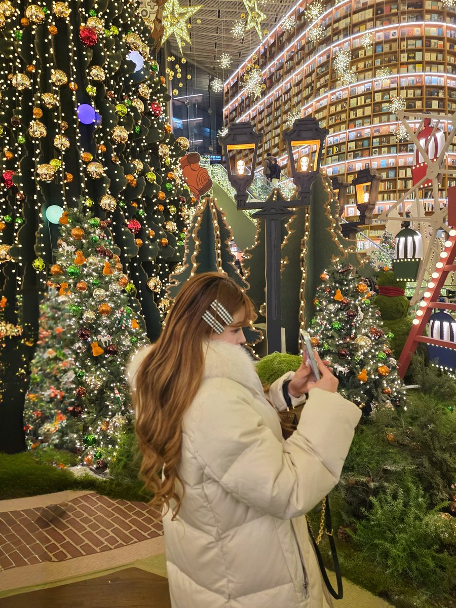 ARICHAAAAAAMU's tweet photo. 韓国🇰🇷の江南にあるCOEXモールの中の図書館に期間限定でクリスマスイルミネーション🎄✨まぢ綺麗過ぎるからカップルで行くのオススメ🥰❤️❤️❤️室内だし中でショッピングもできて映画も見れてご飯やカフェもあってデートスポット🛍️💕 https://t.co/Txxacx7fQA