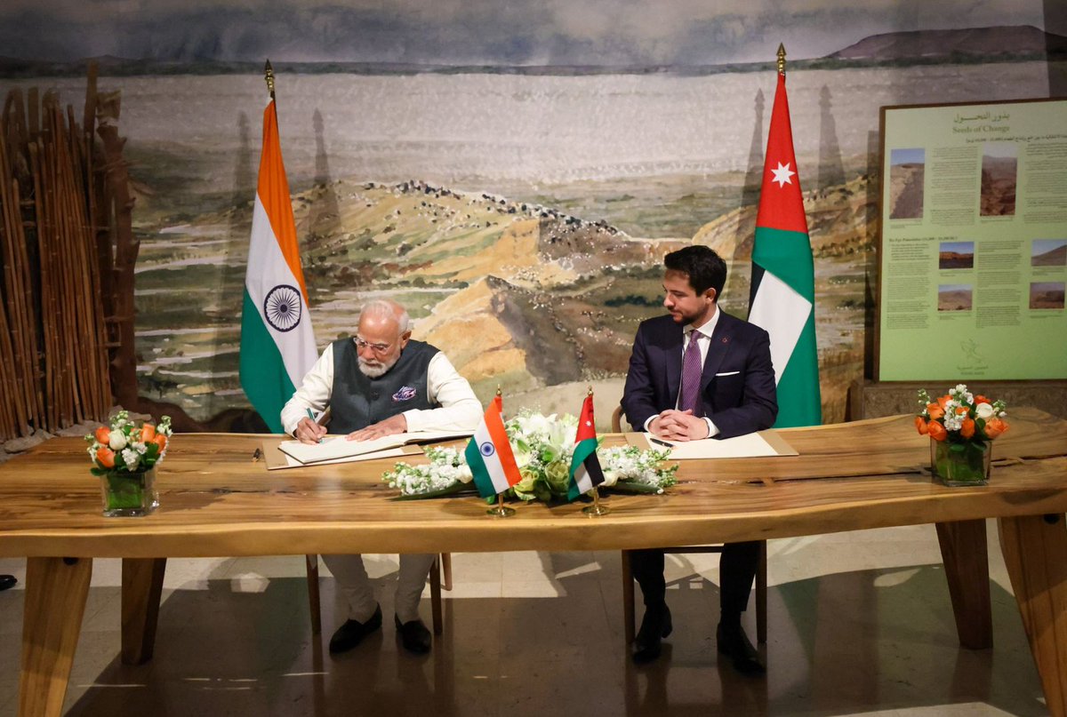 ChDadaPatil's tweet photo. जॉर्डनच्या दौऱ्यावर असताना पंतप्रधान माननीय नरेंद्र मोदी जी यांनी युवराज अल-हुसैन बिन अब्दुल्ला दुसरे यांच्या समवेत अम्मान येथील जॉर्डन संग्रहालयाला भेट दिली.
भारत-जॉर्डन मैत्री अधिक दृढ करण्याच्या दृष्टीने ही भेट महत्त्वपूर्ण ठरली आहे.
#PMModi #NarendraModi #JordanVisit #JordanMuseum #Amman #IndiaJordanRelations
@BJP4India @narendramodi @JPNadda @AmitShah @blsanthosh @CMOMaharashtra @Dev_Fadnavis @mieknathshinde @AjitPawarSpeaks @BJP4Maharashtra