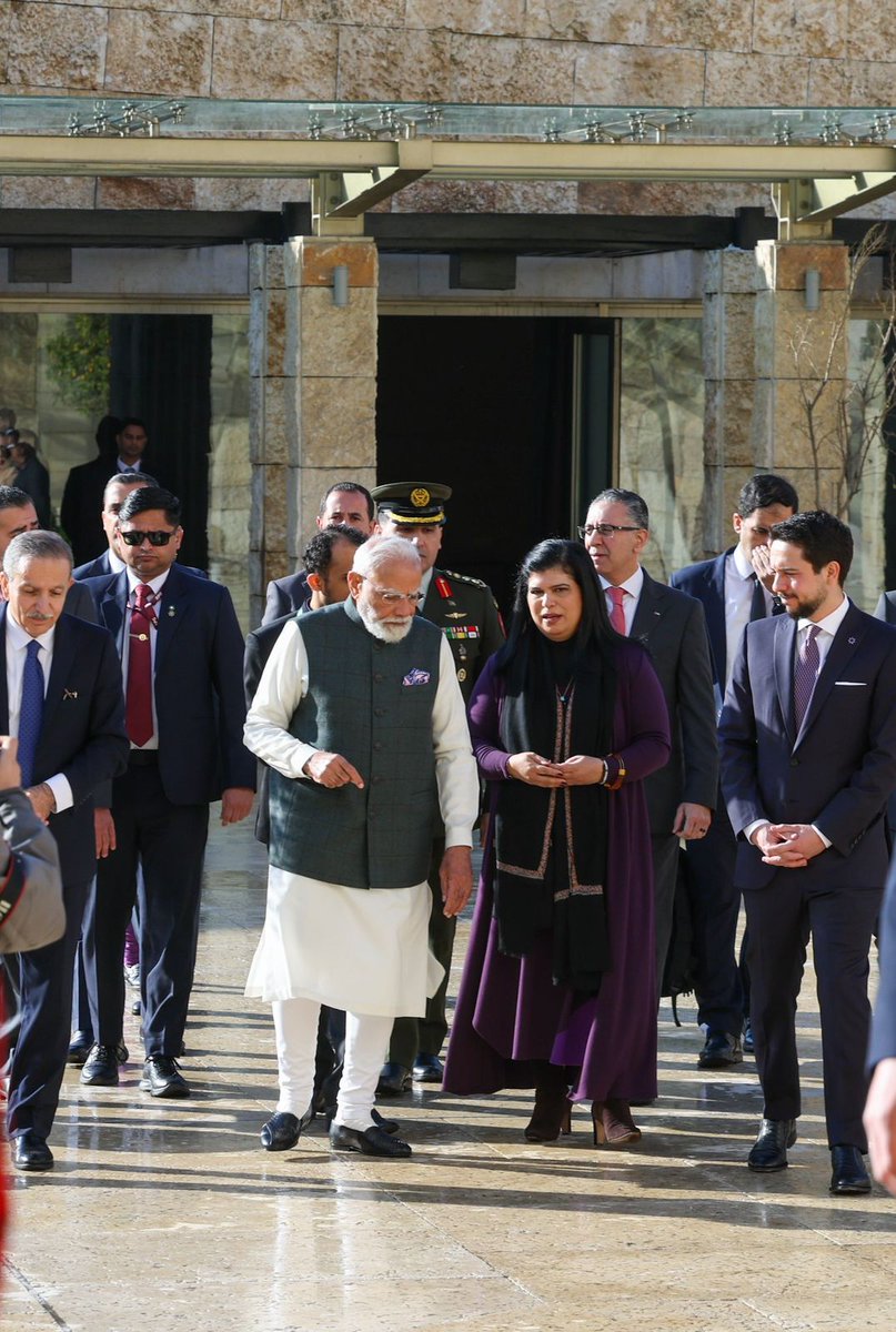 ChDadaPatil's tweet photo. जॉर्डनच्या दौऱ्यावर असताना पंतप्रधान माननीय नरेंद्र मोदी जी यांनी युवराज अल-हुसैन बिन अब्दुल्ला दुसरे यांच्या समवेत अम्मान येथील जॉर्डन संग्रहालयाला भेट दिली.
भारत-जॉर्डन मैत्री अधिक दृढ करण्याच्या दृष्टीने ही भेट महत्त्वपूर्ण ठरली आहे.
#PMModi #NarendraModi #JordanVisit #JordanMuseum #Amman #IndiaJordanRelations
@BJP4India @narendramodi @JPNadda @AmitShah @blsanthosh @CMOMaharashtra @Dev_Fadnavis @mieknathshinde @AjitPawarSpeaks @BJP4Maharashtra