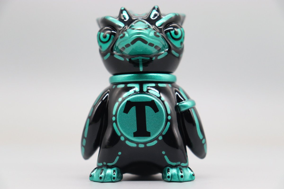 toshihikoito's tweet image. トビーの新色出します！
サイバーグリーンです。
夏のワンフェスでお試しカラーを出しましたが確定版になります。
黒色ベースにサイバーちっくなグリーンを全身に塗ってます。

12月21日のシブヤモダンソフビマーケットから販売します！

#バッカルマン #ゲッチャリマン #toby #トビー