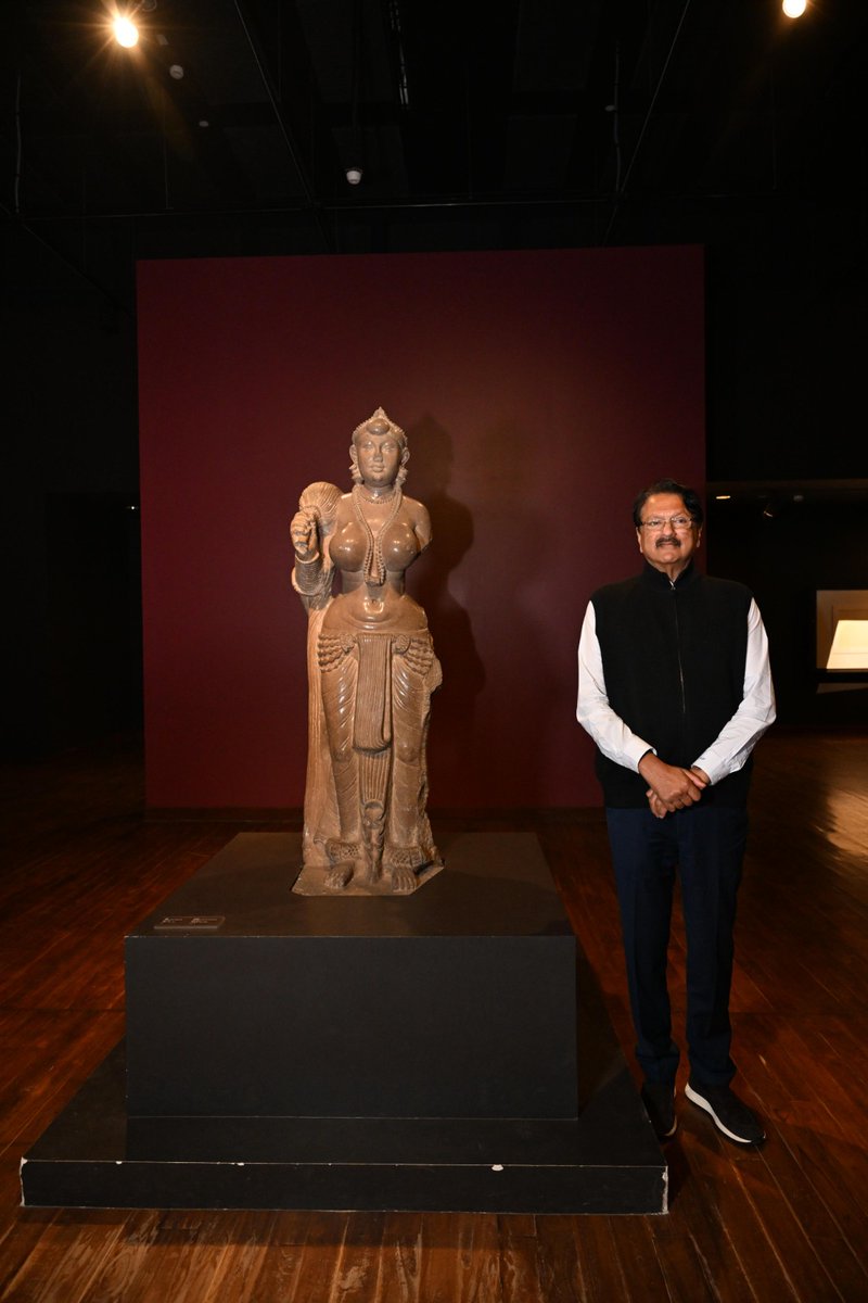 WithLoveBihar's tweet image. 🚨Missed Opportunity Alert for Bihar!🚨

Billionaire industrialist Ajay Piramal (Piramal Group Chairman, net worth billions, Mukesh Ambani's samdhi) visits Bihar:Prays at Patna's iconic Mahavir Mandir;
Explores the stunning Bihar Museum – calls it the "Pride of India" &amp;amp; "भारत का…