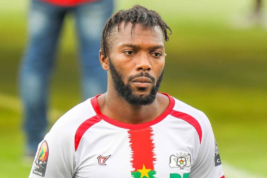 Félicitations à Antho pour sa convocation avec l'Algérie 🇩🇿, en espérant le voir aller le plus loin possible puisque de toute façon Malherbe ne reprendra la compétition que le 16 janvier, deux jours avant la finale

Et n'oublions pas de suivre aussi nos anciens Caennais pendant