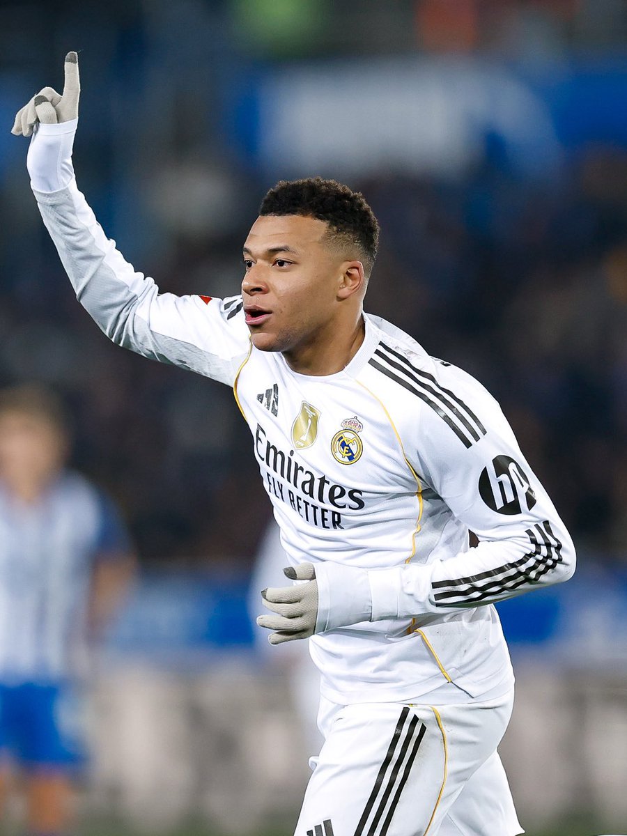 Parlons2Foot_'s tweet image. 🚨 𝗩𝗜𝗖𝗧𝗢𝗜𝗥𝗘 𝗝𝗨𝗗𝗜𝗖𝗜𝗔𝗜𝗥𝗘 𝗣𝗢𝗨𝗥 𝗠𝗕𝗔𝗣𝗣𝗘́ ⚖️🔥

Kylian Mbappé a remporté son procès face au PSG !

Le Paris Saint-Germain est condamné à verser 55 M€ 💰, auxquels s’ajoutent les congés payés, portant la somme totale à environ 61 M€ 💸.

Les avocats de…