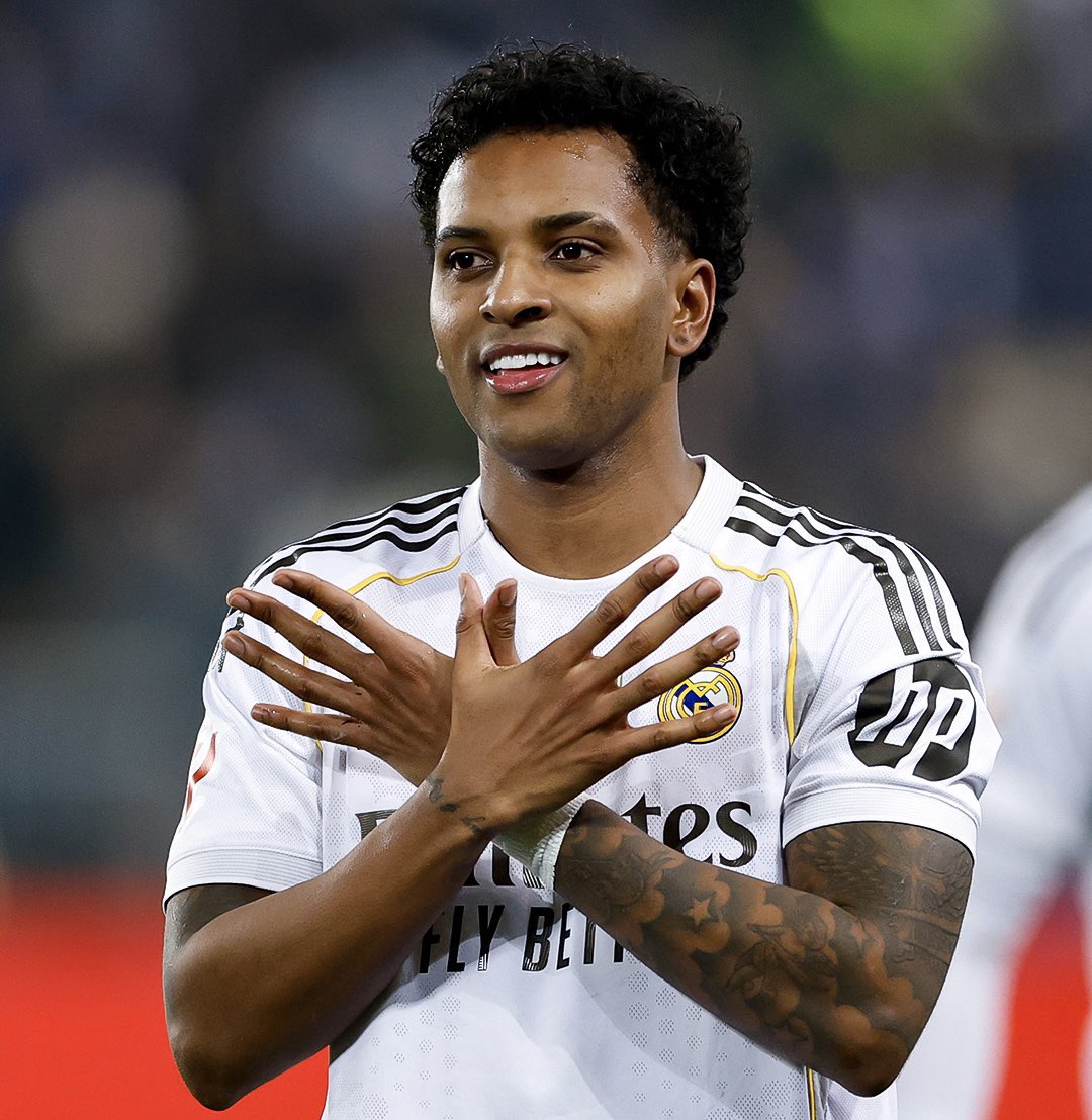 بعد خلافات مالية مع نايكي، البرازيلي رودريغو نجم ريال مدريد يوقّع مع أديداس ويظهر أكثر من مرة بالحذاء الجديد للشركة الألمانية، مؤكداً انتقاله الرسمي. #رودريغو 