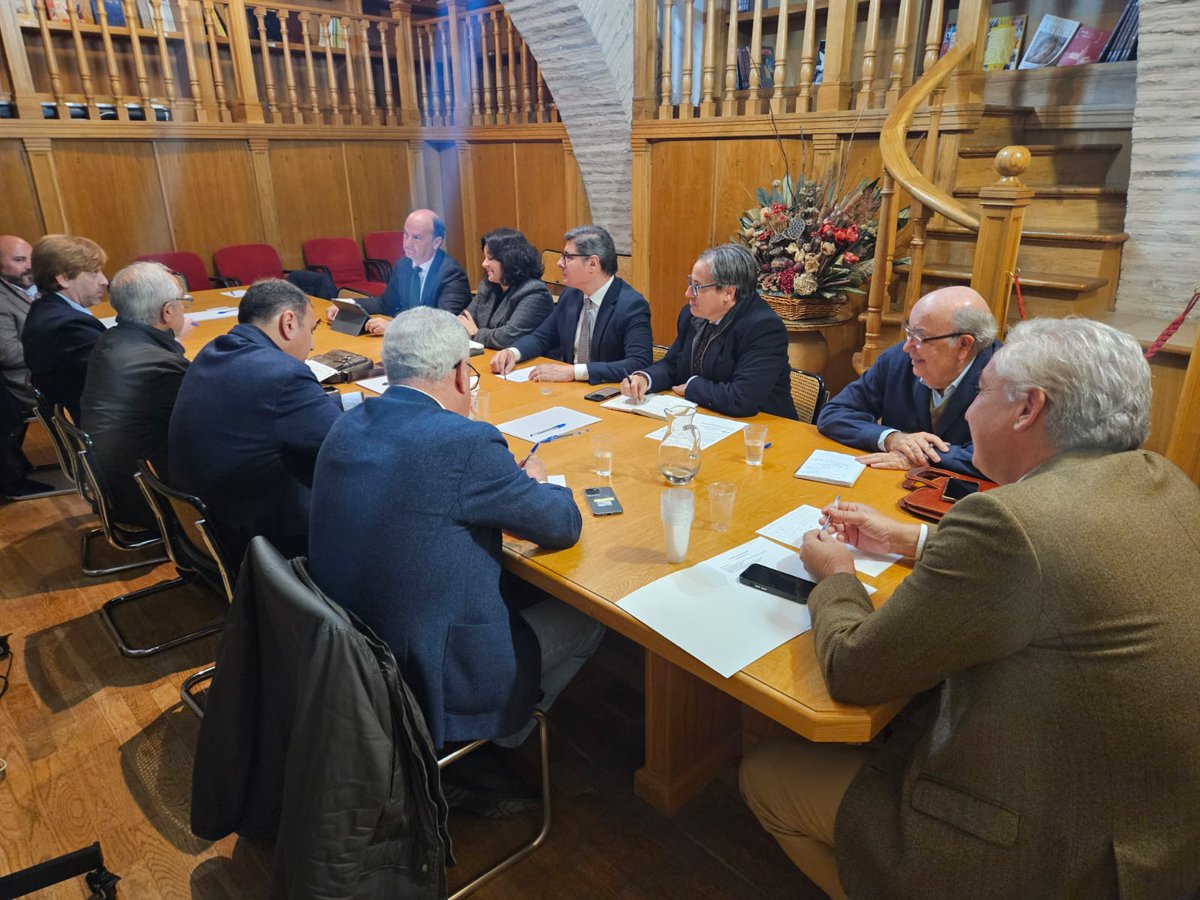 AlvaroPimentelS's tweet photo. Hemos mantenido en @CES_Sevilla una reunión de trabajo para profundizar con la Asociación de Parques Empresariales en la Ley de Espacios Productivos de @AndaluciaJunta que va a convertirse en una herramienta esencial para el impulso de los polígonos industriales de Sevilla. https://t.co/phguXkpGr4