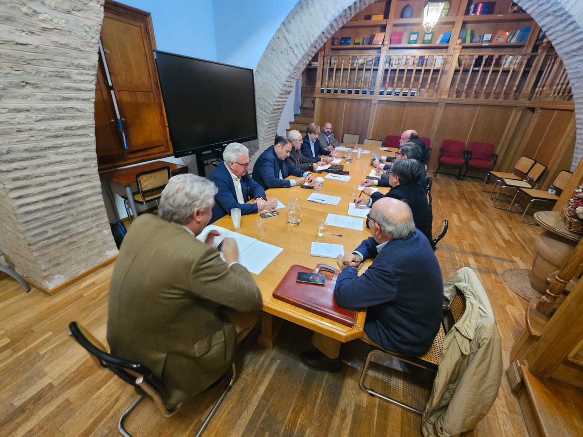 AlvaroPimentelS's tweet photo. Hemos mantenido en @CES_Sevilla una reunión de trabajo para profundizar con la Asociación de Parques Empresariales en la Ley de Espacios Productivos de @AndaluciaJunta que va a convertirse en una herramienta esencial para el impulso de los polígonos industriales de Sevilla. https://t.co/phguXkpGr4