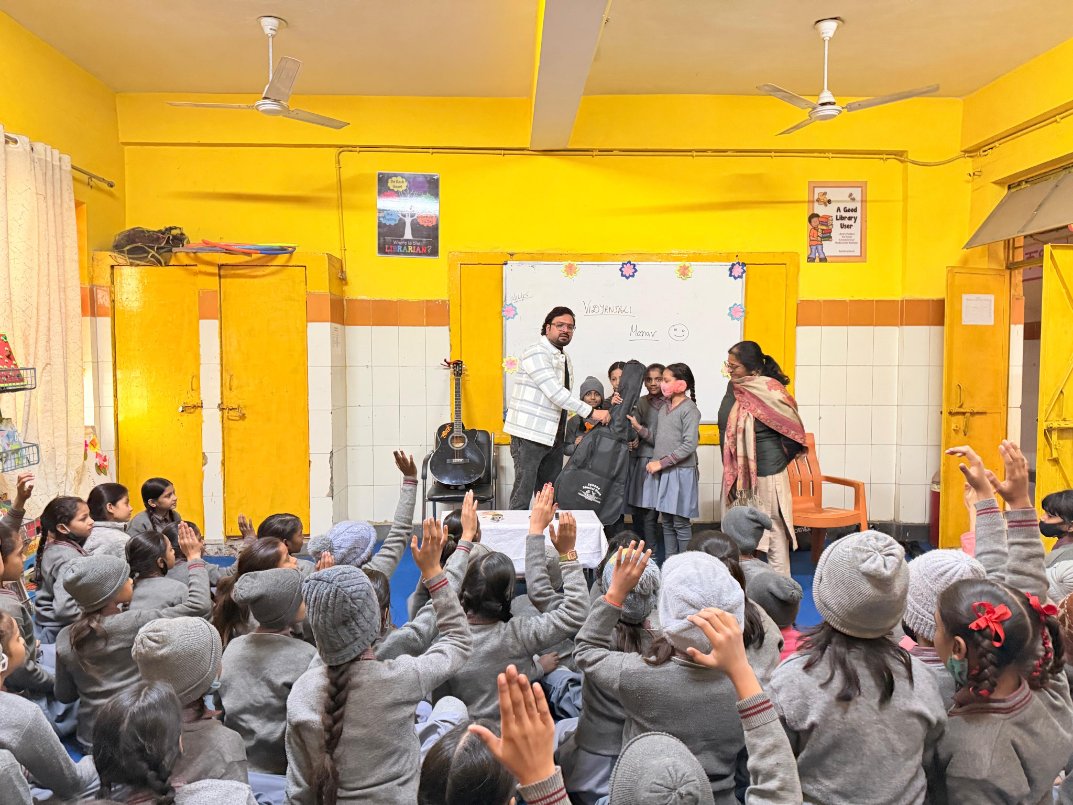 DietBhola's tweet image. #Volunteer:Manav Sharma
#Activity: Asset Contribution(Guitar)
School: SBV Usmanpur 2nd Pusta 
#Vidyanjali
#NEP2020
@VidyanjaliDelhi @vidyanjali_edu