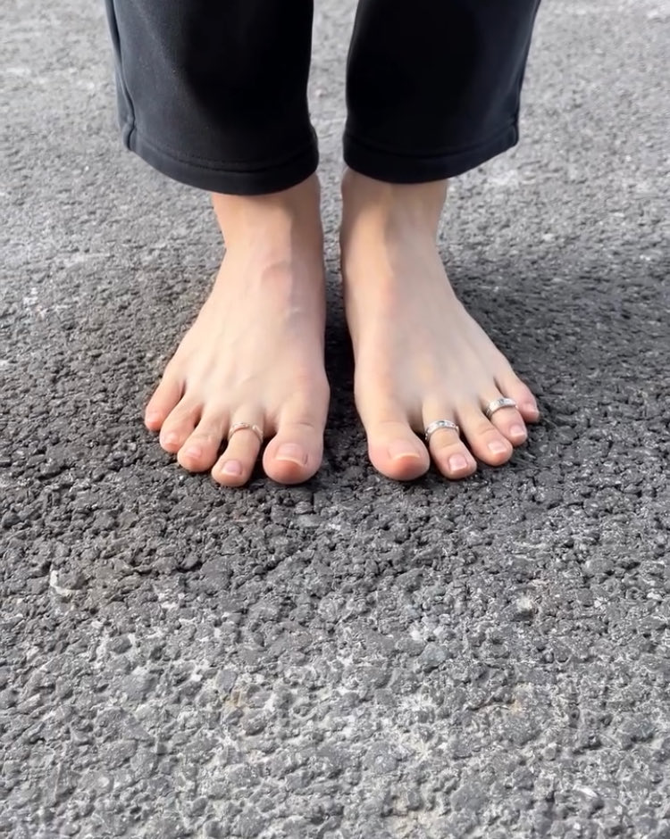 RanaDjango's tweet photo. Irresistible…gorgeous toes and feet. #feetfetısh #feetlove #toesdsy #toes #barefeet #feetpic #twitterfeet
Want to see her dirty soles? https://t.co/UKftOxGpJW