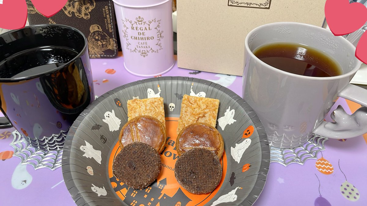 11Micro27's tweet image. にゃむさんに頂いたお祝いセットで早速ティータイムしてます🫧🫖

缶開けたらベルガモットの香りがブワッとして、飲む時もしっかり香って最高でした\( •̀ω•́ )/

クッキー缶は大好きなガレットブルトンヌとディアマンショコラ、サブレをいただきました✨
一気に食べちゃわないように大切に頂きます🍪