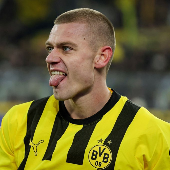 برشلونة يوجه أنظاره نحو البوندسليجا ويستهدف ظهير بوروسيا دورتموند جوليان رييرسون لتعزيز الدفاع.. اللاعب النرويجي يمكنه اللعب على الجهتين ويملك خبرة واسعة، بينما يسعى البارسا لتأمين بديل فعال لجوليس كوندي. #برشلونة 