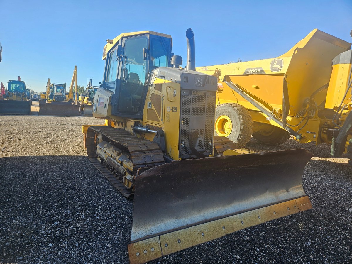 HeavyEquipGuy's tweet photo. “The Deere 650 fits tight lots and small project areas.” 817-733-3799 https://t.co/jZ7OgLU99h #Deere650 #FinishGrading #TexasBuilders #JobsiteWork https://t.co/P8KyrPIwX1