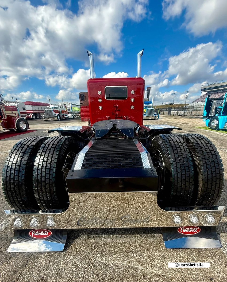 bobbi_mcgeeKY's tweet image. Turnage &amp;amp; Sons came to educate in “College Fund,” a hot little Custom Peterbilt which captured my attention in Atlanta!! 🔥🔥 #HardShellLife