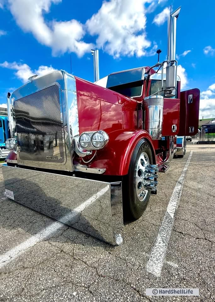 bobbi_mcgeeKY's tweet image. Turnage &amp;amp; Sons came to educate in “College Fund,” a hot little Custom Peterbilt which captured my attention in Atlanta!! 🔥🔥 #HardShellLife