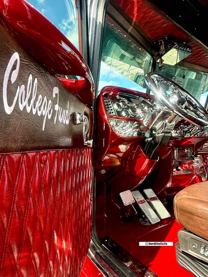 bobbi_mcgeeKY's tweet image. Turnage &amp;amp; Sons came to educate in “College Fund,” a hot little Custom Peterbilt which captured my attention in Atlanta!! 🔥🔥 #HardShellLife