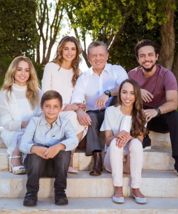 obinacci's tweet image. PICTURE NUMBER ONE, FAMILY OF ABDULLAH II BIN AL-HUSSEIN, KING OF JORDAN AND 41st GENERATION DIRECT DESCENDANT OF PROPHET MUHAMMED,
PICTURE NUMBER TWO, A CONVERTED FAMILY FROM PAKISTAN. IGNORANCE AND POVERTY IS A DISEASE.