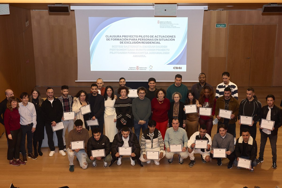 gob_na's tweet photo. 🫂 La consejera Maeztu preside la entrega de diplomas a 30 jóvenes en situación de calle que han recibido formación en hostelería y logística 

🍽️ Se trata de un proyecto piloto diseñado por @DSociales_na, @Pamplona_ayto y @_CARITAS Diocesana

Info: https://t.co/SX1q9rrdzd https://t.co/65by4TkXv3