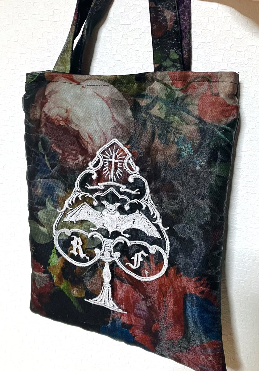 crow_pierrot's tweet photo. 通販用に作ってるトートバッグ、一つ透けてないものも作りました🦇🥀小さめ https://t.co/fQYLQ9u4S1
