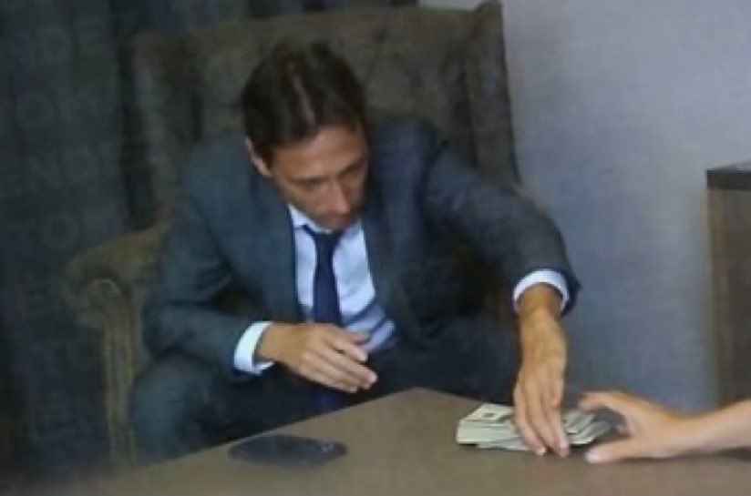 Hoy en #SanLorenzo debe haber acefalia. No hay otra alternativa viable.
Chau Moretti, Ortigoza, Terzano, Goroyeski, Sagardoy, Garcia Lago, Farias, Boufflet, Lopardo, Barros, Allievi, Navarro hijo, Rodriguez &amp; Cía.
Transitoria y elecciones entre Marzo y Junio.